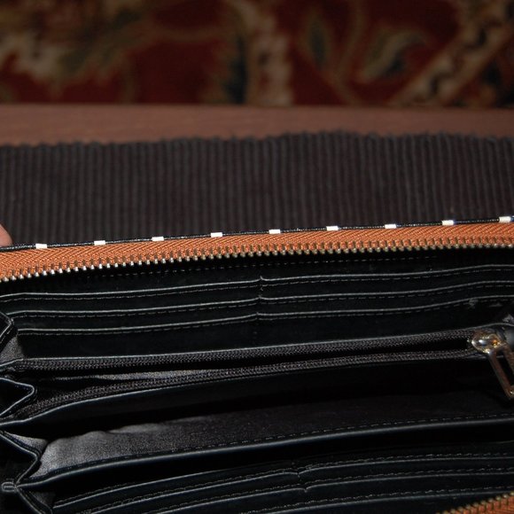 Guess Black & White Striped Wristlet  W/ Multiple Pockets  8 1/2" x 4 1/2" - Picture 8 of 14